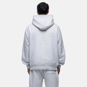 Ensemble de survêtement moderne gris clair pour homme avec broderie minimaliste sur la poitrine, coupe décontractée et confortable - Product Image 2