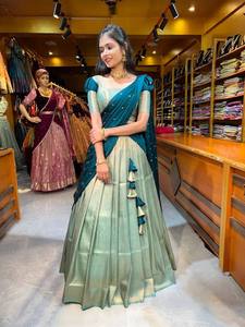 Le lehenga en soie tissée offre une brillance métallique éclatante qui capte la lumière avec beauté, tout comme le dupatta en soie Rangoli bleu sarcelle profond. - Product Image 6
