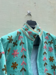 Abrigo Vintage de Terciopelo Turquesa con Bordado Floral, Cuello Mandarín, Manga Larga, Frente Abierto, Prenda Exterior Informal, Exterior de Algodón - Product Image 2