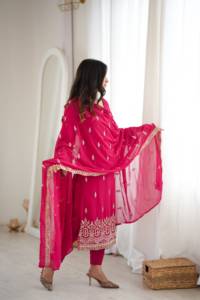 Ensemble prêt-à-porter entièrement cousu avec haut en faux georgette orné de perles de créateur, de sequins et de détails en fil, avec bas et dupatta. - Product Image 2
