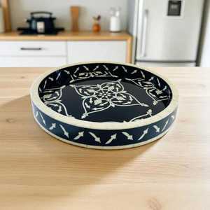 Plateau décoratif rond moderne style bohème avec incrustations en os et motif mosaïque artisanal pour coiffeuse, table basse - Product Image 3