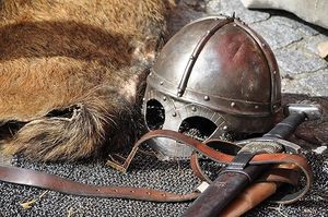 Casco de Guerrero Medieval de Acero con Malla Metálica Plateada, Grabado y Pulido, para Cosplay de Vikingo o Caballero - Product Image 6