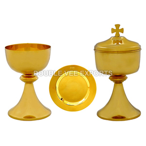 Juego de Cáliz, Ciborio y Patena con Grabado de Cruz y Caja |   Juego de Comunión Chapado en Oro – DOUBLE VEE EXPORTS - Product Image 2