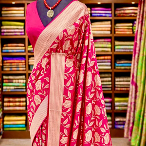 Sari de mariage traditionnel de luxe en crêpe et soie Khadi, avec pallu richement tissé en Jari, pompons fantaisie, motif floral Jaal et doublure Jari - Product Image 1