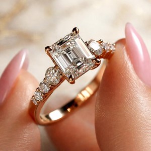 แหวนเพชรทรงเอเมอรัลด์คุณภาพสูง 2.01 กะรัต เพชรเพาะเลี้ยง ทองคำขาว 14K ของขวัญสำหรับงานปาร์ตี้ เครื่องประดับสำหรับงานแต่งงาน - Product Image 1