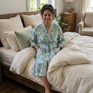 Peignoir kimono gris à fleurs en coton pour femme, manches longues, léger, avec ceinture, idéal pour la détente et le spa - Product Image 4