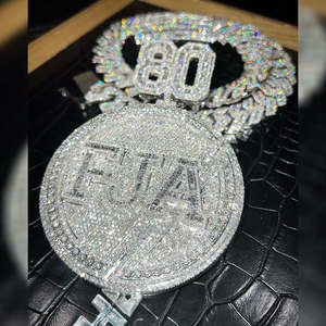 Collar con Colgante Redondo FJA Hecho a Mano, Acabado en Oro Blanco, Estilo Iced Out, con 80 Moissanitas en Forma de Corona - Product Image 3