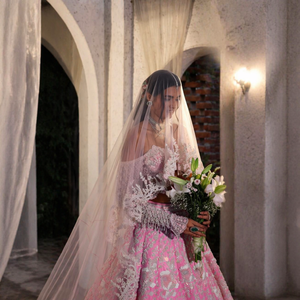 Exquisito Lehenga Choli Rosa Florido para Novia, Traje Nupcial Indio con Lentejuelas Florales, Ghagra para Recepción, Ajuste Delgado Sin Arrugas, Estilo Real - Product Image 2