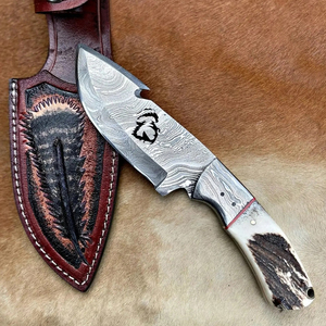 Cuchillo de caza OEM Wirecut de acero de Damasco, tipo Skinner, con mango de asta de ciervo, hoja fija, para camping, actividades al aire libre y EDC, con funda de cuero. - Product Image 1