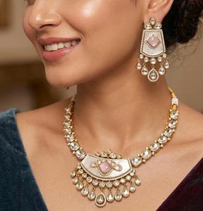 Exima - Conjunto de Collar y Pendientes de Latón con Incrustaciones de Kundan y Baño de Oro, Estilo Indo-Occidental, para Mujer, Ideal para Compromisos, Bodas y Fiestas - Product Image 4