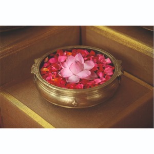 Urli de Loto con Acabado de Latón de Lujo, Tazón Decorativo de Metal Martillado al por Mayor, Artículo de Regalo Tradicional Indio para Diwali, Centro de Mesa para el Hogar - Product Image 2