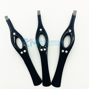 Juego de tijeras para cutículas y pinzas para cejas RMI de primera calidad con punta plateada y acabado en polvo negro mate / Tijeras de resorte - Product Image 2