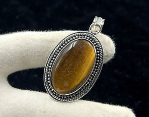 Pendentif en laiton fait main avec bordure perlée en œil de tigre naturel, style vintage bohème ethnique, collier bijou cadeau pour femme - Product Image 2