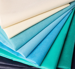 Rouleau de tissu non tissé PP 100% polypropylène – Respirant, imperméable, écologique pour l'emballage, l'agriculture et le secteur médical - Product Image 1