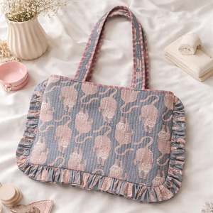 Sac à bandoulière matelassé pour ordinateur portable Shree Balajee modèle T-1 à imprimé tigre avec volants, fabriqué en Inde pour femmes - Product Image 1