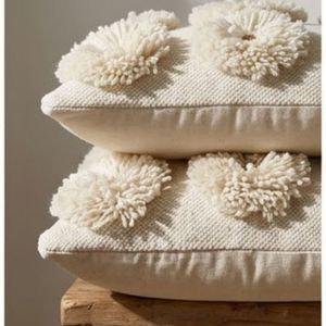 Coussin décoratif carré capitonné crème style bohème avec pompons, en promotion - Product Image 3