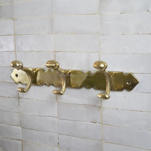 Ganchos de pared de latón de estilo tradicional que realzan la estética interior atemporal de las casas de herencia mediante un elegante almacenamiento montado en la pared. - Product Image 1