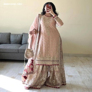 Ensemble Sharara en Faux Georgette Lourd avec Broderie et Cordage-sequins, Couleur Pêche Clair, Fournisseur Indien de Mode Féminine - Product Image 1