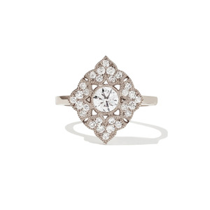 Bague pour femme en or jaune avec diamant taille Asscher cultivé en laboratoire et diamants incrustés, style de luxe - Product Image 5