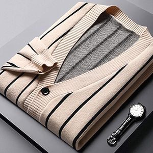 เสื้อสเวตเตอร์คอวีแบบสวมใส่สบายสำหรับผู้ชาย แขนเสื้อลายทางตัดกัน ผลิตจากผ้าถัก เหมาะสำหรับใส่เล่นกีฬาและลำลอง ขายส่ง - Product Image 3