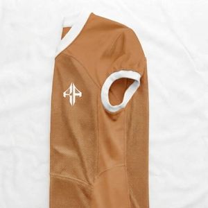 Nouveau Matériau d'Impression par Transfert Thermique 100% Polyester Maillot de Football Américain pour Hommes Col en V par RIVIAN ATLANTICIC - Product Image 6