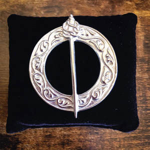 Broche para chal con diseño de caligrafía, cierre trasero tipo broche Highland, accesorios tradicionales para kilt escocés - Product Image 1