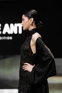 เดรสยาวแฟชั่นสูงสำหรับผู้หญิง สไตล์ลำลอง LILIAN HALTER-NECK LONG DRESS ประดับคริสตัล ลูกไม้ปักลาย คริสตัลตกแต่ง ชุดเดรสทรงเข้ารูป - Product Image 5