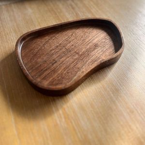 Assiette de service en bois écologique faite à la main, forme irrégulière, design minimaliste, finition polie, couleur unie, vaisselle et assiettes - Product Image 1
