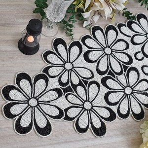 Napperons de table floraux en tissu antidérapants, design moderne, forme de fleur, noir et blanc, décoratifs - Product Image 3