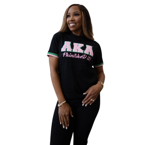 Camiseta Negra Personalizada para Mujer con Bordado, Diseño Phinished It, Manga Corta, Cuello Redondo, Estilo Casual, Detalles en Rosa y Verde - Product Image 1