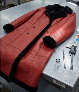 Manteau en peau de mouton rouge avec garniture en fourrure, trench en cuir croisé, veste d'hiver chaude, long manteau en peau de mouton long et moelleux, vêtement d'extérieur haut de gamme sur mesure - Product Image 6