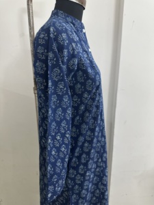 ชุดเดรสยาวทรงตรงผ้าฝ้ายพิมพ์ลายสีน้ำเงินกรมท่าสำหรับผู้หญิง แขน 3/4 สไตล์ลำลองใส่ได้ทุกวัน ติดกระดุมด้านหน้า ความยาวระดับเข่า - Product Image 3