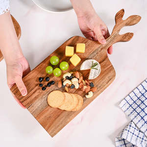 Planche à découper et de service en bois d'acacia de qualité supérieure avec poignée en forme de feuille, vente en gros, OEM, multi-usages, pour la préparation des aliments - Product Image 3