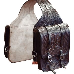 Sacoche en cuir pour selle de cheval western et moto, faite à la main, sculptée à la main, 100% cuir de buffle, couleur et logo personnalisables, SS - Product Image 1