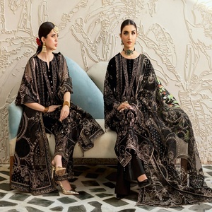 Costumes 3 pièces brodés en velours pour femmes Design pakistanais par Ramsha Volume 6 Robe de soirée Vêtements indiens et pakistanais - Product Image 2