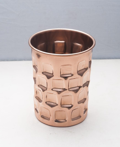 Tasse à boire en cuivre de style éco-responsable aux tons chauds et au design axé sur le bien-être, conçue pour les soins quotidiens et l'hydratation. - Product Image 1