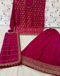 "Blooming Chinon Gharara con Palazzo completamente cosido, interior de seda crepé y Codding Jari Dori con bordado de secuencia" - Product Image 4