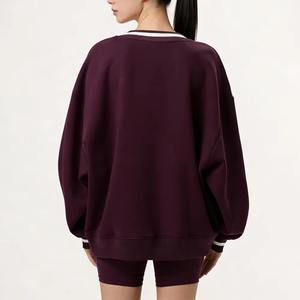 Sudadera Borgoña Oversize con Cuello en V y Detalles de Ribete a Rayas Blancas para un Estilo Athleisure Cómodo - Product Image 3