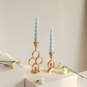 Porte-bougie géométrique moderne en or avec anneaux entrelacés et accent sphérique, pour une décoration intérieure élégante. - Product Image 3