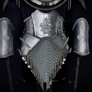 Armadura de Caballero Medieval Plateada, Guantes Redondos Modernos, Estilo Antiguo, Arte en Relieve Coleccionable, Acero Inoxidable Pulido - Product Image 2