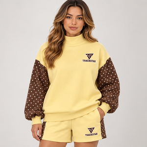 Conjunto de 2 piezas para mujer: Sudadera de cuello alto de forro polar con hombros caídos y mangas con lunares en amarillo mantequilla, y pantalones cortos a juego. Venta al por mayor personalizada. - Product Image 1