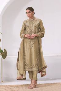 Conjunto de Traje de 3 Piezas con Adornos de Seda Pure Choo, Forrado con Micro Algodón y Dupatta de Tela de Red - Product Image 4
