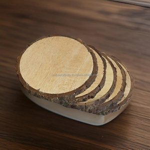Ensemble de 4 sous-verres en bois avec motif floral gravé |   Fabriqué à la main avec un support |   Décoration de table en bois rustique - Product Image 3
