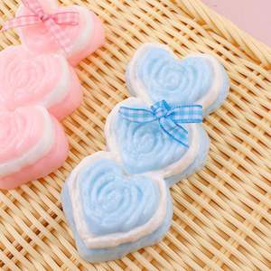 Juguete de descompresión creativo con forma de corazón, de goma suave, para aliviar el estrés, con diseño de Caperucita Roja, juguete de descompresión de la misma presión. - Product Image 3