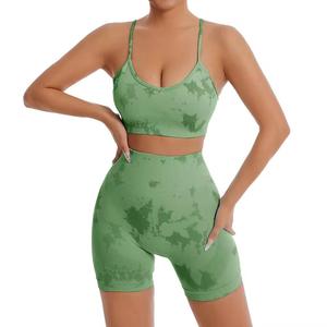 Ensemble de yoga deux pièces noir et rouge uni, haut court à col rond et bretelles spaghetti, short taille haute, sans couture, extensible, respirant, séchage rapide - Product Image 2