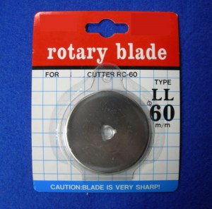 Cortador Rotatorio DK-380 de 60 mm |   Viene con cuchilla recta, cuchilla ondulada, cuchilla dentada, cuchilla giratoria retráctil con mango recto recubierto de goma - Product Image 5