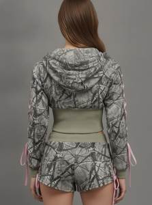 Ensemble 2 pièces camouflage pour femme : Crop top à capuche avec manches lacées et short en tissu tricoté sportif à nœud, idéal printemps-été - Product Image 2