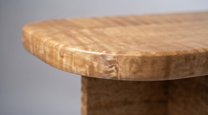 Table de repas d'extérieur au design rustique avec base sur piédestal et plateau ovale en bois pour patio - Product Image 3