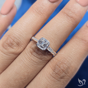 Anillo de compromiso vintage elegante de oro blanco de 10k con diamante de laboratorio de 1 quilate con corte Asscher engastado en bisel y banda de canal. - Product Image 4