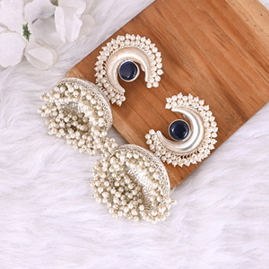 Boucles d'oreilles ethniques Jhumka en perles bleues Hydro |   Bijoux indiens traditionnels en laiton plaqué argent - Product Image 3
